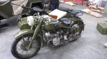 ну правильно, это и есть М-72. это не "Днепр". в посте оба и представлены. другое дело каким боком "днепр" к войне? может просто как реплику для кино слепили? на фото все отличия видны.