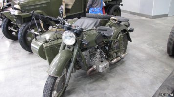 ну правильно, это и есть М-72. это не "Днепр". в посте оба и представлены. другое дело каким боком "днепр" к войне? может просто как реплику для кино слепили? на фото все отличия видны.