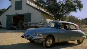 нет  там Citroen DS
а де фюнес ездил на jaguar e type 1961