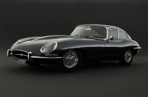 нет  там Citroen DS
а де фюнес ездил на jaguar e type 1961