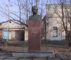 Раньше ему и памятник стоял - сейчас не знаю.
