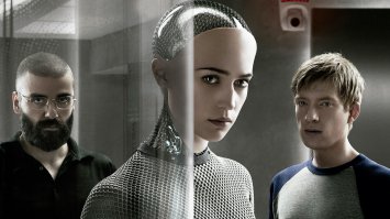 "Из машины"
(Ex Machina),2015 
Хороший фильм про искусственный интеллект. Советую посмотреть.