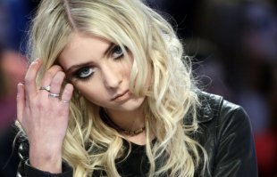 Тэйлор Момсен. Прикольная деваха. Жаль в кино перестала сниматься, но выступает здорово.