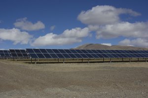 Кош-Агачская солнечная электростанция — крупнейшая из построенных в России на момент постройки сетевая солнечная электростанция и первый собственный объект генерации энергии Республики Алтай. Мощность первой очереди электростанции составляет 5 МВт.

Мощности Кош-Агачской солнечной электростанции достаточно для обеспечения стабильного электроснабжения не менее 1000 домохозяйств. Весь Кош-Агачский район, потребляет от 2,7 до 3,5 МВт, таким образом, станция может на полной мощности обеспечивать потребности трёх близлежащих муниципальных районов.