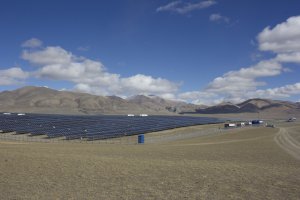 Кош-Агачская солнечная электростанция — крупнейшая из построенных в России на момент постройки сетевая солнечная электростанция и первый собственный объект генерации энергии Республики Алтай. Мощность первой очереди электростанции составляет 5 МВт.

Мощности Кош-Агачской солнечной электростанции достаточно для обеспечения стабильного электроснабжения не менее 1000 домохозяйств. Весь Кош-Агачский район, потребляет от 2,7 до 3,5 МВт, таким образом, станция может на полной мощности обеспечивать потребности трёх близлежащих муниципальных районов.