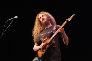 Я просто оставлю этого парня тут. Для тех, кто не видел/не слышал - Guthrie Govan