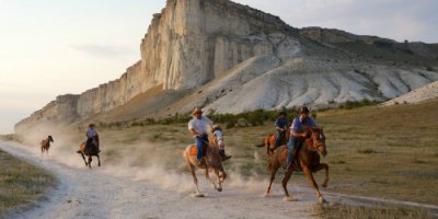 Белая скала, Ак-Кая (Белогорск), по-любому стоит посещения! Тем более относительно неподалеку от неё сафари-парк Тайган со львами и тиграми. Можно отправиться туда на квадрацикле, но! НАПОРЯДОК интересней совершить путешествие на конях. Непередаваемое ощущение, когда конь пускается галопом на её вершине! Кстати, там же снимали начальную сцену погони из "Человек с бульвара Капуцинов".
ЗЫ: Помню, возвращаясь, когда верхом на конях усталые входили в поселок, не удержался и спросил бредущую по до роге старушку: "Бабка! Белые в городе есть?" )