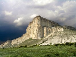 Белая скала, Ак-Кая (Белогорск), по-любому стоит посещения! Тем более относительно неподалеку от неё сафари-парк Тайган со львами и тиграми. Можно отправиться туда на квадрацикле, но! НАПОРЯДОК интересней совершить путешествие на конях. Непередаваемое ощущение, когда конь пускается галопом на её вершине! Кстати, там же снимали начальную сцену погони из "Человек с бульвара Капуцинов".
ЗЫ: Помню, возвращаясь, когда верхом на конях усталые входили в поселок, не удержался и спросил бредущую по до роге старушку: "Бабка! Белые в городе есть?" )