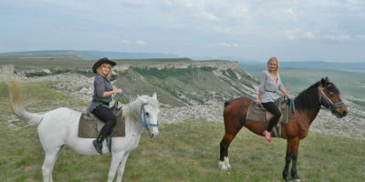 Белая скала, Ак-Кая (Белогорск), по-любому стоит посещения! Тем более относительно неподалеку от неё сафари-парк Тайган со львами и тиграми. Можно отправиться туда на квадрацикле, но! НАПОРЯДОК интересней совершить путешествие на конях. Непередаваемое ощущение, когда конь пускается галопом на её вершине! Кстати, там же снимали начальную сцену погони из "Человек с бульвара Капуцинов".
ЗЫ: Помню, возвращаясь, когда верхом на конях усталые входили в поселок, не удержался и спросил бредущую по до роге старушку: "Бабка! Белые в городе есть?" )