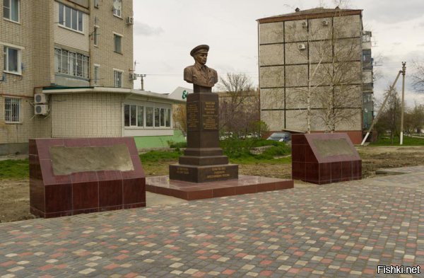 в славянске на кубани десантура местная собрала денег и поставили памятник Маргелову В.Ф. вот это и есть народное уважение и любовь.