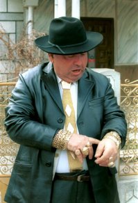 Цыгане любят кольца,
Да кольца не простые.
Цыгане любят перстни,
Да перстни золотые.
Ах, мама, мама, мама,
Люблю цыгана Яна.
Ой, верю, верю, дети,
Что есть любовь на свете.
:)