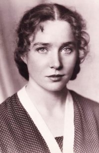 Трагедия Руфины Нифонтовой.

Эта потрясающая актриса всегда поражала своей неповторимой красотой. Сейчас уже ни о чем не скажут названия фильмов, в которых она снималась, но ее лицо еще долго останется в памяти зрителей. Вот только мало кто мог подумать, что она так ужасно закончит свою жизнь. Вообще, у Нифонтовой было два минуса – это ее вздорный характер и постоянное ощущение, что случится какая-то беда…

"– Я все равно скоро умру, бесполезно что-то делать, – обреченно говорила она врачам в присутствии подруги. И действительно, той же осенью, в ноябре 1994 года, актриса погибла. Приехав с дачи в городскую квартиру, она почувствовала, что продрогла до костей. Открыла горячую воду в ванной, а из крана лился кипяток… Чувствуя слабость, пока наливается ванна, актриса прилегла на кровать и… потеряла сознание. 

Прошло несколько часов, прежде чем кипяток залил ванную, коридор, а затем и спальню, вода поднялась… Кто знает, пришла ли в себя актриса в последний момент? Как бы то ни было, она, как и предчувствовала, погибла от воды. Она буквально сварилась в кипятке!

 Прошли сутки, а вода все лилась и лилась… С потолка у соседей стал капать кипяток. Когда взломали дверь, людей обварило – кипяток мощным потоком хлынул на лестничную клетку…"