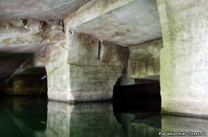 Пещеры Лонгью (их много) Пещеры вырезаны в однородной, средней твердости породе — алевролите. О дате постройки можно судить лишь по косвенным данным, например, анализу сталактитов, которым вручную придавали причудливые очертания. Предположительное время создания — период династии Цинь в 212 году до н. э