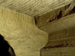 Пещеры Лонгью (их много) Пещеры вырезаны в однородной, средней твердости породе — алевролите. О дате постройки можно судить лишь по косвенным данным, например, анализу сталактитов, которым вручную придавали причудливые очертания. Предположительное время создания — период династии Цинь в 212 году до н. э
