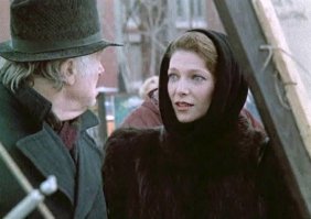 Мысли о самоубийстве приходили к Елене и раньше - её снимали с подоконников, ловили на подножках мчащихся поездов, отнимали пистолет… А может быть она просто играла в самоубийство?!

Развязка произошла 23 августа 1997 года. В течение всего дня она беспрерывно диктовала сообщения на пейджер Олегу.
 Сначала: «Где ты? Приезжай». Через несколько часов: «Приезжай, я умираю». Намеренно ли она облила себя керосином и подожгла, или это была очередная игра в самоубийство, закончившаяся трагически – теперь уже, наверное, не узнает никто.
Официальной версией следствия стало неосторожное обращение с огнём.

С ожогами 85 процентов поверхности тела актриса была госпитализирована в институт Склифосовского. Обгоревшее тело Елены Майоровой положили в клинитрон - специальную кровать, где флюидирующий песок создаёт эффект воздушной подушки.
 Казалось, сознание к Лене уже не вернётся. Но медсестра, взглянувшая на фотографию в паспорте, воскликнула невольно:
 «Надо же, как на артистку похожа!», и пациентка, уловив знакомое слово, внезапно откликнулась: «Да, я артистка». Это был последний всплеск майоровской гордости...