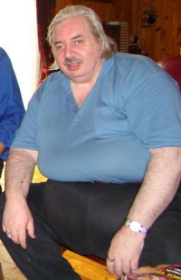 А как еще назвать человека, который утверждает что:
- Мог силой мысли организовать DDoS;
- Без труда разговаривал с дельфинами;
- Остановил силой мысли бушевавшие осенью 2007-го пожары в Калифорнии по личной просьбе американского правительства;
- Закрыл силой мысли несколько озоновых дыр, как в России, так в других странах мира;
- Предотвратил новую Гражданскую войну в 91 г.;
- Неоднократно снимал угрозы землетрясений силой 10-12 баллов в Калифорнии;
- грохнул, ментально, КОБовца генерала Петрова;
- Спас Чернобыль, призвав НЛО, который втянул радиацию в себя.
- Боролся с «астральными паразитами»: существами, «похожими на динозавров», которые воруют жизненную силу, а часть ее возвращают в центр удовольствия пациента.

Определение "фрик и балабол" очень точно характеризует данного персонажа