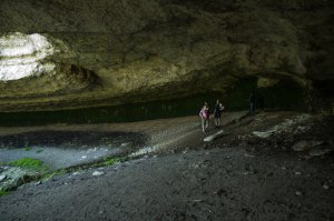 А тут бывали на Ак-Кая? Очень занятная пещерка, грот с окаменелыми молюсками.