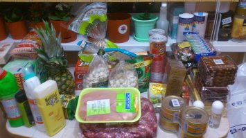давным давно пришли к выводу что готовить гораздо выгодней и вкусней чем покупать полуфабрикаты непонятно как недоготовленные . Раз в месяц еду затариваться продуктами вот итог вчерашней поездки 
филе куринное 1 кг , свинина шейка 3 кг , шоколад ритерспрт 4 бл(по 5 шт). пельмени "цезарь (на всякий пожарный когда домой приползаешь поздно и пожрать не готово а вставать надо как всегда в 5-6 утра) .конфеты шоколадный батончик ротфронт 2 пачки по 0,5 кг , конфеты "каракум" 0,8 кг . кофе 150 гр , чай Акбар 1 пачка , консервы рыбные 4 банки , печенье чокопай 2 пачки больших , туалетная бумага , пара доместосов , пара дезиков для жены , блок шоколадок "аленка" и баточиков бабаевских итог 7400 рублей . здесь нет круп и макарон потому что запас еще достаточен . молочку и хлеб покупаем по мере надобности можно прибавить еще тысячи 3,5 в месяц . итого в месяц получается 11 000 на продукты на семью из 2 человек которые неохотно отказывают себе в желании вкусно покушать . питаясь полуфабрикатами и "вкусняшками" из магазина тратили порядка 25 000 в месяц . разница на лицо как говорится