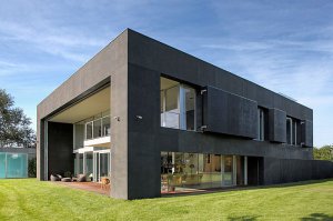 походу ходячих мертвецов насмотрелся  а это наверное его дом в городской черте