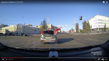 а почему тот светофор горит зелёным? там второй перекрёсток или что?