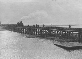 Шпеер не построил, потому что не успел, но материалы уже завезли. 
Построили советские сапёры в 1944м, но... в феврале 1945 года — через три месяца после открытия опоры моста были разрушены льдом, и он был разобран. 
Наши мост строят, и скорее всего построят. 


Но, в свете последних веяний монетизации всего и вся, проезд по нему скорее всего будет стоить недёшево.