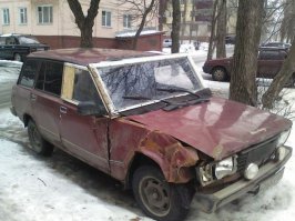 Вот он завёлся.. я сказал Завёлся ! Ну прикурил и завёлся.. поехал. 20, 40, 70 ! Вот из под колёс  фуры вылетает камешек и  бьёт ему стекло... вот   они режут ему  глаза, рот, уши срезают нахрен и крошат зубы, острый осколок пробивает горло,   руки все изрезаны и не держут руль, вот машина влетает в  бордюр   там, столб.. и он мордой в осколках да об руль. Хоронить будут в закрытом  гробу.