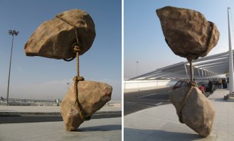 А столб с фонарями, тоже - памятник? У него с гравитацией явно не всё в порядке. :)