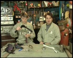 Только посмотрите, что он вытворяет с вешалками