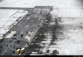 В общем чем дальше тем мутнее ситуация... Самолет скорее всего взорвался над землей... на видео момент падения какой то части самолета... площадь обломков заявленная очень большая ... и обычно целых частей как двигатели или шасси нет.... короче нам как обычно льют хрень