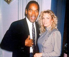 О. Джей Симпсон. 
Отрезал голову жене.