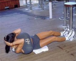 Она в баре качает пресс?  Или есть сиди такая, пиво с рыбкой трепет, потом перебрала лишка, упала, сама стерлядь встать не может и делает вид что прес качает)