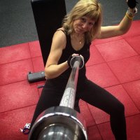 конечно невыполнима!!! Олимпийский гриф весит 20 кг!!! Да она бы себе руку вывернула!!!