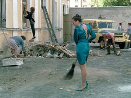 мне кажется это просто проституток поймали и на общественные работы отправили. вон и надзирателя видно ))) как в интердевочке