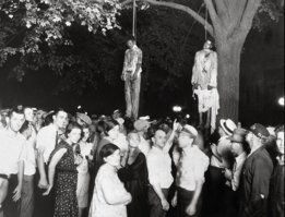 "На фото вы можете видеть суд толпы над Томасом Шиппом и Абрамом Смитом, которых убили по ложному обвинению в изнасиловании..."
    Пистеж! Это были двое из троих задержанных по обвинению в ограблении и убийстве белого фабричного рабочего, Клода Дитера и изнасиловании его  подруги, Мэри Болл, которая была с ним в это время и соответственно, была свидетельницей всего произошедшего. Обвинение в изнасиловании с них было снято, так как  Мэри Болл заявила, что изнасилования не было. Но убийство и ограбление все-таки они совершили, за что и были вздернуты!
Интересно, что третий обвиняемый, которому удалось избежать суда Линча, Джеймс Кэмерон, был осужден в 1931 году  и приговорен к тюрьме. После освобождения, в 1988 году он основал "Музей Холокоста Черный Америки"...