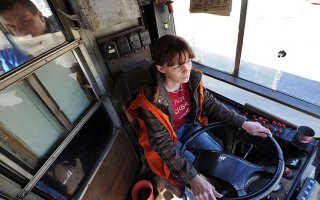 А вот руль недетский