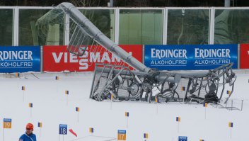 У нас тож зашибись в Ханты-Мансийске. Этап кубка мира по биатлону завершился досрочно падением осветительной мачты. Закономерный конец бездарного сезона.