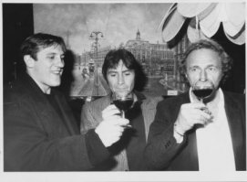 А ты сеш сырую землю . Позор !!! Это Франсис Вебер !!!