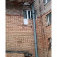 Да чёрт с ней, с дверью, там видно, что балкон был. Меня больше вид из окна на великолепную трубу удивил