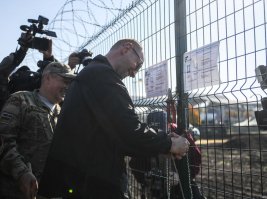 Еще говорят танки бессильны против заборов из сетки рабицы.
