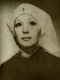 Сейчас нашла интересный факт. Певица Пугачева претендовала на роль Дарьи Булавиной в фильме, снятом по роману Алексея Николаевича Толстого "Хождение по мукам" - 1977-ой год. В сериале ее сыграла Ирина Алферова. Снимок с проб в образе медсестры. Сравните:
Пугачева