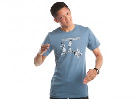 Папа подошел укрыть спящего младенца, но когда он увидел его движения, то не смог сдержать смех!