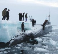 С линейкой замерял, не? Плохо, оценка "два".  А теперь простой совет: вместо замеряния кусков льда на фото, сравнить ТТХ ракет Р-39 комплекса РСМ-52 и ракет Р-29РМ. Р-29РМ мало того, что при одинаковой дальности стрельбы забрасывает даже большую массу, так ещё и тащит на себе средства РЭБ, и это при стартовой массе в 40т, против 90 у Р-39. А что касается трёхметрового льда и теортетической непотопляемости (как у титаника, да?) э то всё следствия не получившейся твёрдотопливной ракеты. Первый блин - он всегда комом.