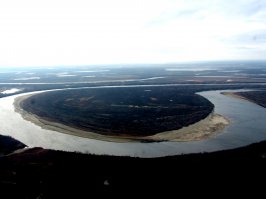Работаю в Арктике и заявляю, что по тому маршруту, который нарисован на карте по побережью СЛО проехать на велосипеде невозможно ни летом ни зимой. Летом сплошные болота и метровые мхи - ходить трудно, а велик только на себе тянуть. А Зимой попробуйте сами покататься хотя бы по 30 сантиметровому снегу.
Не всегда тундра проходима для тракторов и вездеходов