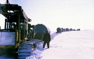 Работаю в Арктике и заявляю, что по тому маршруту, который нарисован на карте по побережью СЛО проехать на велосипеде невозможно ни летом ни зимой. Летом сплошные болота и метровые мхи - ходить трудно, а велик только на себе тянуть. А Зимой попробуйте сами покататься хотя бы по 30 сантиметровому снегу.
Не всегда тундра проходима для тракторов и вездеходов