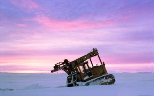 Работаю в Арктике и заявляю, что по тому маршруту, который нарисован на карте по побережью СЛО проехать на велосипеде невозможно ни летом ни зимой. Летом сплошные болота и метровые мхи - ходить трудно, а велик только на себе тянуть. А Зимой попробуйте сами покататься хотя бы по 30 сантиметровому снегу.
Не всегда тундра проходима для тракторов и вездеходов