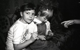 У нас всей коммунальной квартирой играли, и дети, и постарше, и взрослые. Сохранились фото: