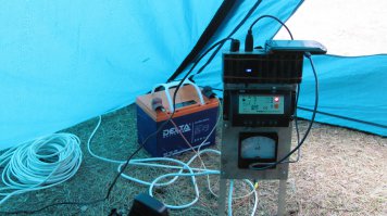 Вот солнечная микроэлектростанция, которой я на отдыхе на природе пользуюсь. 100 Вт, вполне хватает для зарядки всякой электроники, типа сотовых телефонов, планшетов, ноутбуков и т.д. Обошлось все это тысяч в 15 рублей.