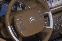 Самый удобный, что я встречал в жизни, это у моего С5. Руль со статичной ступицей - сначала было необычно, потом очень удобно. Но у руля есть один серьёзный недостаток - 2 неудобные кнопки сигнала. В остальном всё супер!