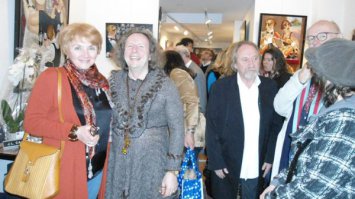 Для того, что бы предотвратить теракты, для начала не надо ставить такое чудо комиссаром полиции Брюсселя! Да-да, это самый главный начальник полиции города... Это "мужик", если чо!