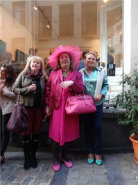 Для того, что бы предотвратить теракты, для начала не надо ставить такое чудо комиссаром полиции Брюсселя! Да-да, это самый главный начальник полиции города... Это "мужик", если чо!